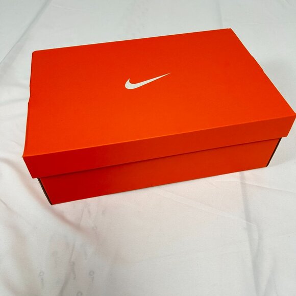 Brand New with box Men's Nike Legend Essential 2 Black White Metallic Silver - Picture 8 of 8